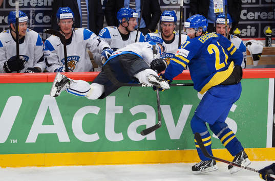 Loui Eriksson, Sverige, tacklar en finsk spelare