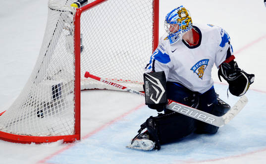 Antti Raanta, målvakt, Finland, ser pucken gå in till 0-2