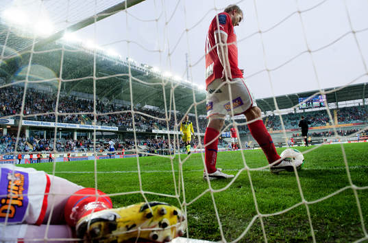 Paulus Arajuuri, Kalmar, spelar ut bollen igen