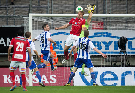 Paulus Arajuuri, Kalmar, är uppe och stör John Alvbåge,