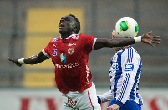 Papa Alioune Diouf, Kalmar, får en tryckare i ryggen av