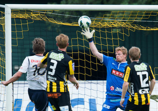 Christoffer Källqvist, målvakt Häcken, räddar ett skott