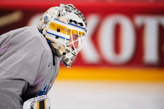 Målvakten Jhonas Enroth på Sveriges värmning