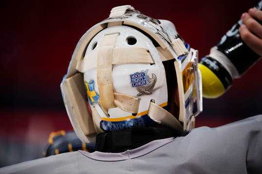 Jhonas Enroth har en text, "Hockey Fights Cancer", på
