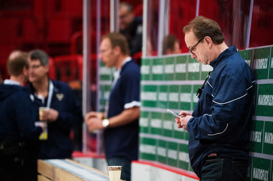 Bläddra bland fler bilder av Ishockey, VM, dag 17, värmning Sverige