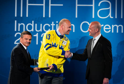 René Fasel (v), ordförande IIHF, och Sveriges