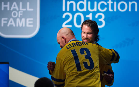 Mats Sundin och Peter Forsberg kramar om varandra