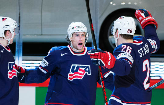 s Craig Smith och Paul Stastny jublar