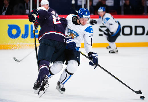 s Jacob Trouba tacklar Finlands Janne Pesonen i