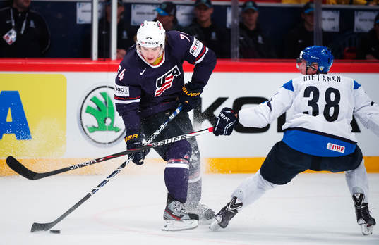 s Tj Oshie utmanar Finlands Juuso Hietanen i bronsmatchen
