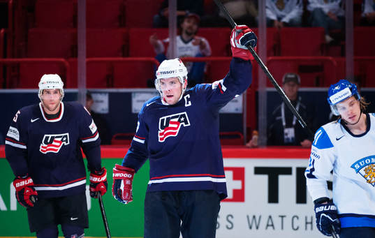 s Craig Smith och Paul Stastny jublar