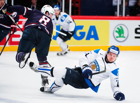 s Jacob Trouba tacklar Finlands Janne Pesonen i