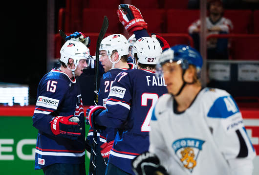 s Craig Smith, Paul Stastny och Justin Faulk jublar