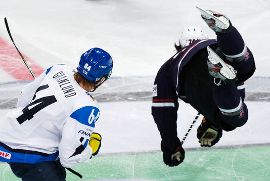 s Tj Oshie flyga över isen