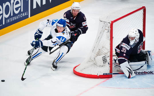 s Nick Bjugstad och John Gibson i bronsmatchen mellan