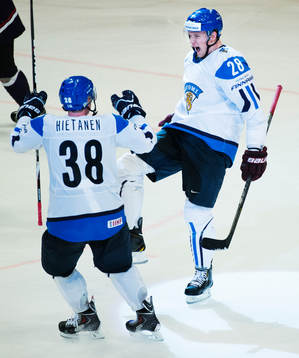 Finlands Juuso Hietanen och Lauri Korpikoski jublar