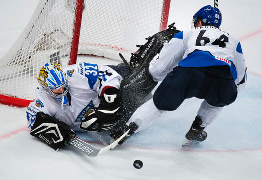 Finlands målvakt Antti Raanta och Mikael Granlund skyddar