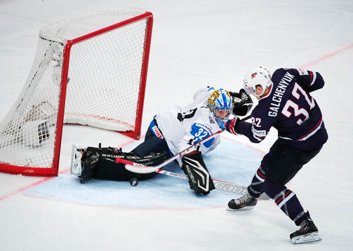 s Alex Galchenyuk slår in
