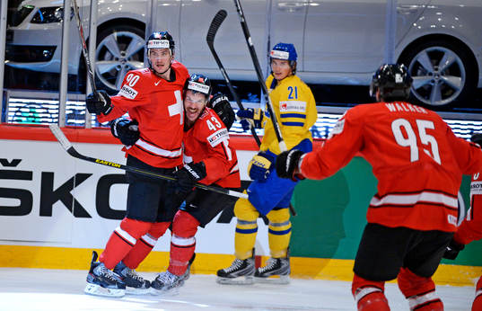 Schweizs Roman Josi, Morris Trachsler, Julian Walker jublar