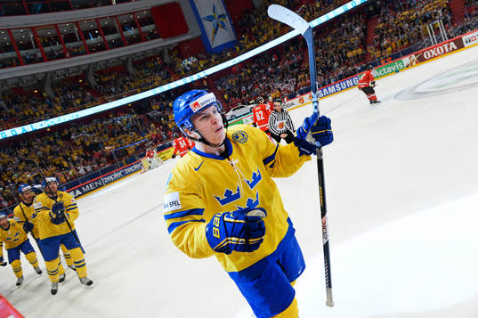 Sveriges Erik Gustafsson har gjort 1-1 i finalen mellan