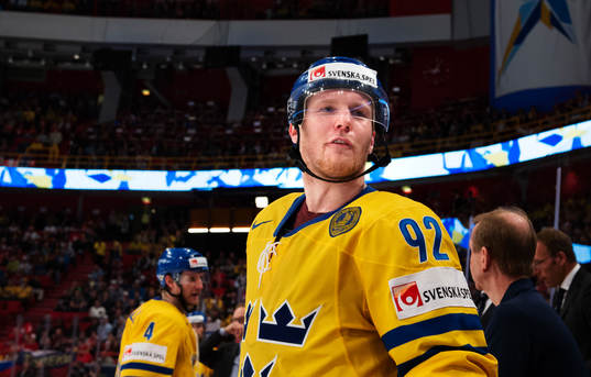 Sveriges Gabriel Landeskog svär åt en motståndare i