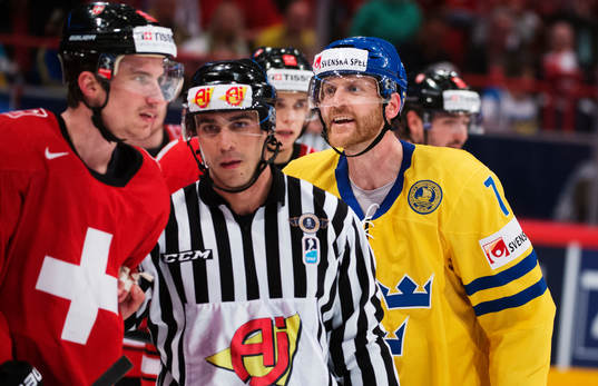 Schweiz Roman Josi och Sveriges Henrik Tallinder bråkar i