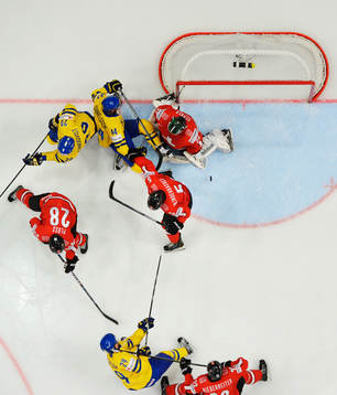 Sveriges Erik Gustafsson skjuter in 1-1 i finalen mellan