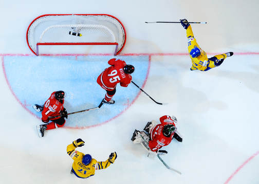 Sveriges Loui Eriksson och Henrik Sedin jublar