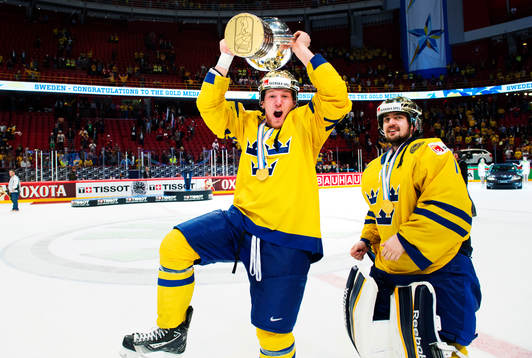 Sveriges Gabriel Landeskog och Jhonas Enroth jublar
