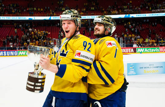 Sveriges Gabriel Landeskog och Jhonas Enroth jublar