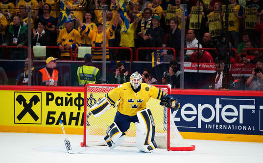 Sveriges målvakt Jhonas Enroth kastar klubban och jublar