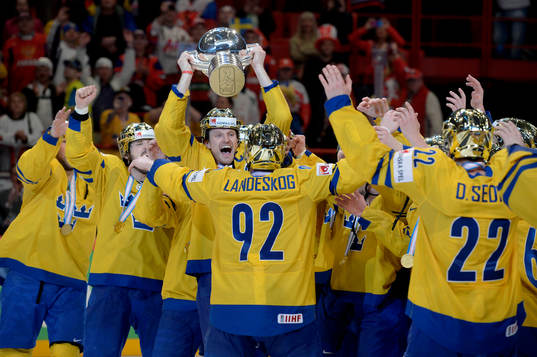 Staffan Kronwall jublar och lyfter bucklan