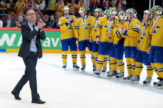 Pär Mårts, förbundskapten Sverige, tackar publiken