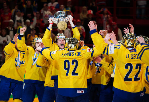 Lagkaptenen Staffan Kronwall och det svenska laget jublar