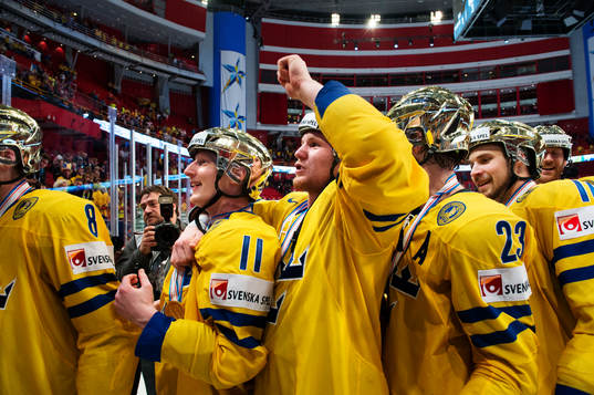 Simon Hjalmarsson och Gabriel Landeskog jublar