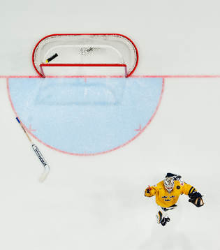 Sveriges målvakt Jhonas Enroth kastar klubban och jublar