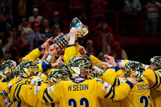 Det svenska laget höjer VM-pokalen