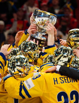 Det svenska laget höjer VM-pokalen
