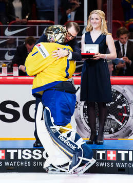 Prins Daniel kramar om Sveriges målvakt Jhonas Enroth