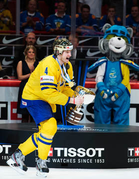 Sveriges lagkapten Staffan Kronwall höjer VM-pokalen