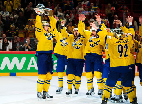 Sveriges lagkapten Staffan Kronwall höjer VM-pokalen