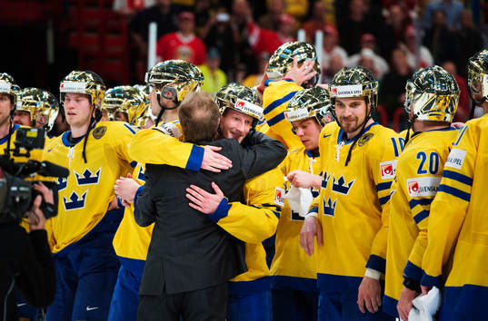 Förbundskapten Pär Mårts kramar om målskytten Simon