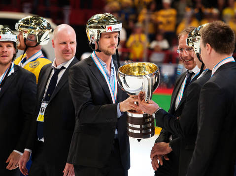 Sveriges Alexander Edler tar på VM-pokalen