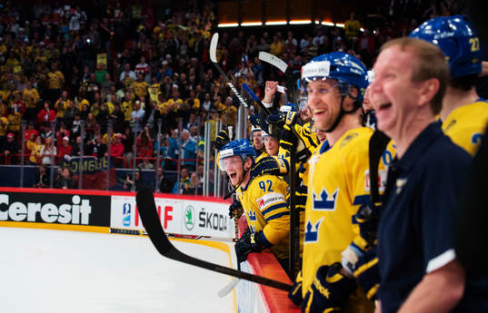 Sveriges Gabriel Landeskog och hans lagkamrater jublar på