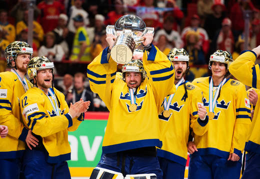 Sveriges målvakt Jhonas Enroth höjer VM-pokalen