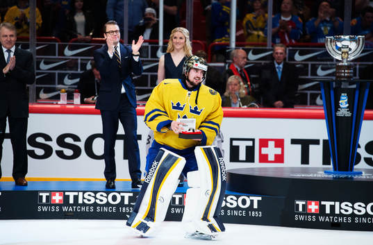 Sveriges målvakt Jhonas Enroth tar emot pris av prins