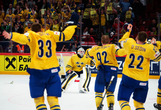 Sveriges målvakt Jhonas Enroth jublar när det står klart