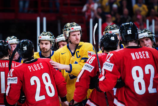 Schweiz Martin Plüss och Sveriges lagkapten Staffan