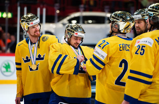 Sveriges målvakt Jhonas Enroth känner på sin medalj