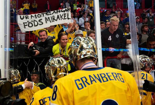 En supporter håller upp ett plakat med texten "Ur